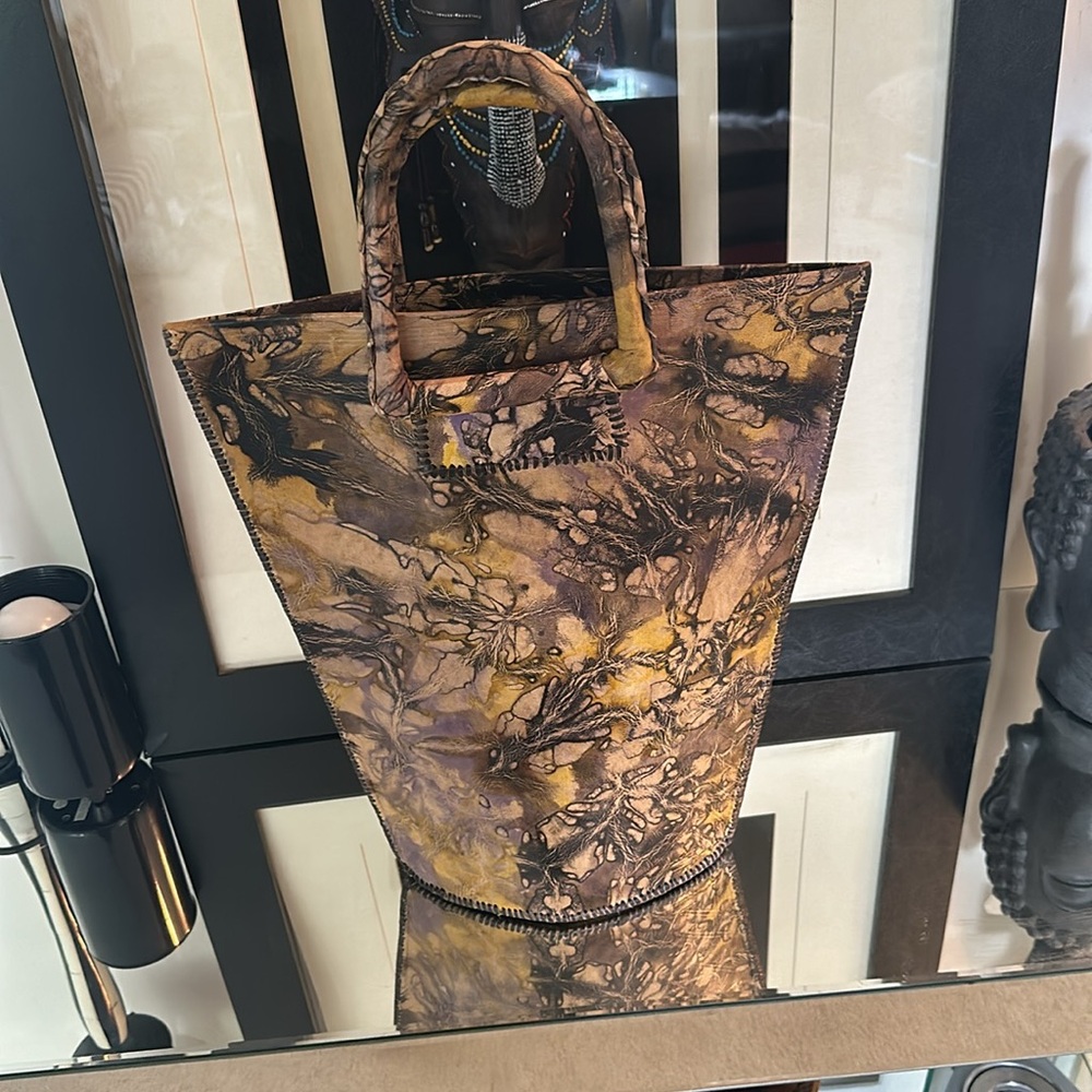 Authentic Beautiful Triangle Shape Molten Lather … - image 4